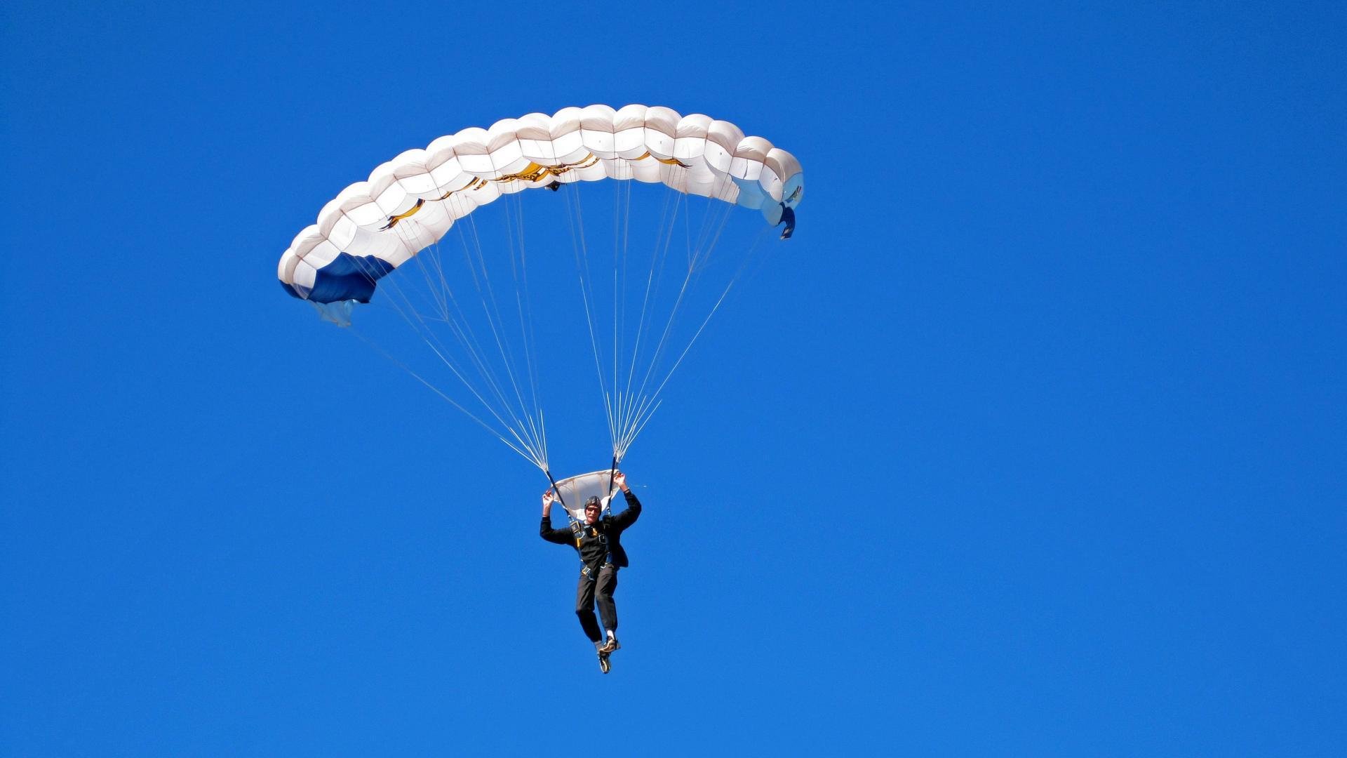 爱游戏平台-_运动员坚持到底，逆转获胜瞬间感动全场_，一个运动员坚持的励志视频